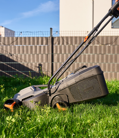Ultimate Summer Lawn Mowing Guide for UAE Lawns: Timing, Techniques & Tools That Work